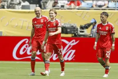 CHARLOTTE (United States), 24/06/2025.- Andreas Schjelderup of SL Benfica (2-R) celebrate scoring the 1-0 goal with his teammates Fredrik Aursnes (L) and Gianluca Prestianni (R) during the FIFA Club World Cup 2025 soccer match between SL Benfica and Bayern Munich in Charlotte, North Carolina, USA, 24 June 2025. (Mundial de Fútbol) EFE/EPA/ERIK S. LESSER