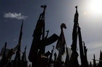 Sana'a (Yemen), 13/06/2025.- Houthi supporters hold up their weapons during an anti-US and anti-Israel protest in Sana'a, Yemen, 13 June 2025. Thousands of Houthi supporters demonstrated against US support for Israel's military operation in the Gaza Strip and Iran. Houthi leader Abdul-Malik al-Houthi stated in a televised speech that his group had fired 11 ballistic and hypersonic missiles and drones at Israeli targets in the past week, in a new escalation in the group's continued support for the Palestinian people in Gaza. (Protestas) EFE/EPA/YAHYA ARHAB