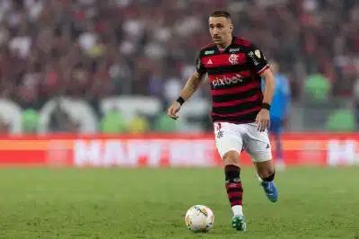RJ - LIBERTADORES / FLAMENGO X PENAROL - ESPORTES - RIO DE JANEIRO, BRASIL - 19 DE SETEMBRO: LEO ORTIZ do Flamengo corre com a bola durante a partida entre Flamengo e Peñarol como parte da Copa CONMEBOL Libertadores 2024 no Estádio do Maracanã em 19 de setembro de 2024 no Rio de Janeiro, Brasil. 19/09/2024 - Foto: RUANO CARNEIRO/FOTOARENA/FOTOARENA/ESTADÃO CONTEÚDO