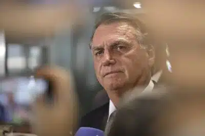 DF - BOLSONARO/FALA SOBRE LICENÇA DO EDUARDO - POLÍTICA - Foto, Ex-presidente Jair Bolsonaro. Nesta terça (18) o Ex-presidente Jair Bolsonaro fala com a imprensa sobre a licença do filho Eduardo Bolsonaro e o julgamento no STF referente a denuncia da trama golpista da PGR. 18/03/2025 - Foto: TON MOLINA/FOTOARENA/FOTOARENA/ESTADÃO CONTEÚDO