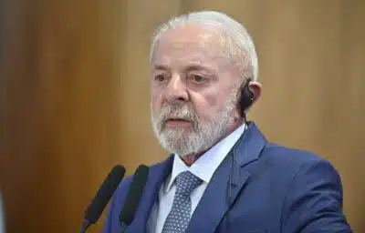 DF - PRESIDENTE/LULA RECEBE GABRIEL BORIC - POLÍTICA - Foto, Presidente Lula durante declaração à imprensa. Nesta terça (22) o Presidente Lula recebe a visita de Gabriel Boric, Presidente do Chile no Palácio do Planalto. 22/04/2025 - Foto: TON MOLINA/FOTOARENA/FOTOARENA/ESTADÃO CONTEÚDO
