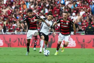 RJ - BRASILEIRAO / FLAMENGO E CORINTHIANS - ESPORTES - Flamengo x Corinthians neste Domingo, 27/04 pelo Campeonato Brasileiro, partida válida pela 6ª rodada. Os times vão a campo no gramado do Maracanã as 16:00 horário de Brasília. 27/04/2025 - Foto: CARLOS SANTTOS/FOTOARENA/FOTOARENA/ESTADÃO CONTEÚDO