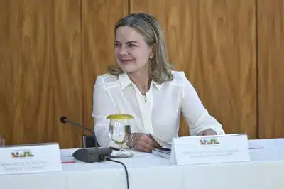 DF - PRESIDENTE/LULA REUNIÃO CENTRAIS SINDICAIS - POLÍTICA - Foto, Ministra Gleisi Hoffmann. Nesta terça (29) o Presidente Lula da Silva, participa da Reunião com centrais sindicais sobre a Pauta da Classe Trabalhadora ? Prioridades para 2025. 29/04/2025 - Foto: TON MOLINA/FOTOARENA/FOTOARENA/ESTADÃO CONTEÚDO