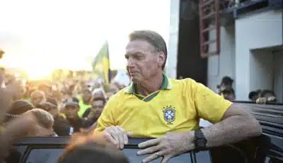 DF - BOLSONARO/ATO PELA ANISTIA EM BRASÍLIA - POLÍTICA - Foto, Ex-Presidente Jair Bolsonaro fala com apoiadores. Nesta quarta (7) o Ex-presidente Jair Bolsonaro particia de ato pela anistia em Brasília. 07/05/2025 - Foto: TON MOLINA/FOTOARENA/FOTOARENA/ESTADÃO CONTEÚDO