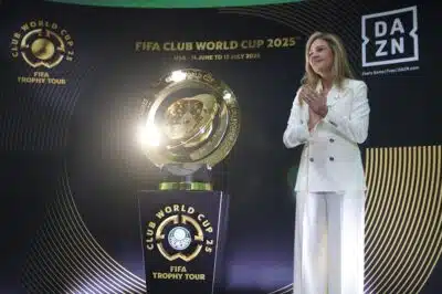 SP - TOUR/TROFÉUMUNDIAL - ESPORTES - Leila Pereira, presidente do Palmeiras, inaugura a exposição da taça do Mundial de Clubes da Fifa na Sala de Troféus do Palmeiras no Allianz Parque na tarde desta sexta (09). 09/05/2025 - Foto: YURI MURAKAMI/FOTOARENA/FOTOARENA/ESTADÃO CONTEÚDO