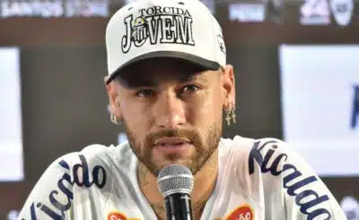 SP - APRESENTAÇÃO/NEYMAR JR - ESPORTES - O jogador Neymar Jr, é apresentado como jogador do Santos, em evento realizado no estádio da Vila Belmiro, em Santos , na tarde desta sexta-feira (31). 31/01/2025 - Foto: JOTA ERRE/AGÊNCIA O DIA/AGÊNCIA O DIA/ESTADÃO CONTEÚDO