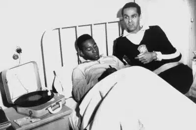 Chile, Viña Del Mar, 05/06/1962. Forçado a repousar devido a contusão que sofreu no jogo contra a Tchecoslováquia, Pelé (e) passa o tempo ao lado do goleiro Gilmar, escrevendo cartas. O jogador dormiu bem nas últimas noites e poderá reaparecer no dia 13, se o Brasil se classificar para a disputa das semifinais da Copa do Mundo. Pasta: 47.914. - Crédito:ARQUIVO/ESTADÃO CONTEÚDO/AE/Codigo imagem:108170