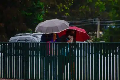 SP - CLIMA/SP/FRIO  - GERAL - Pedestres se protegem do frio e da garoa na cidade de São Paulo, nesta manhã de   quarta-feira, 14 de junho de 2023. Uma frente fria avança sobre o Brasil   provocando chuva em São Paulo.     14/06/2023 - Foto: RONALDO SILVA/PHOTOPRESS/ESTADÃO CONTEÚDO