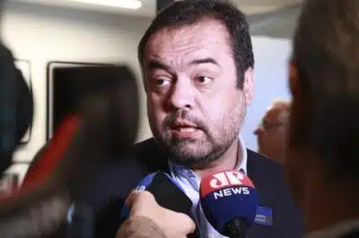 SP - ELEIÇÕES 2026/RJ/CLÁUDIO CASTRO/SENADO/POSSIBILIDADE - POLÍTICA - O governador do Rio de Janeiro, Cláudio Castro (PL), fala com a imprensa após participar do seminário Rio Summit,   realizado na Casa Lide, no Jardim Europa, em São Paulo, nesta segunda-feira, 26 de maio de 2025. Castro afirmou que   tomará decisão sobre a renúncia do cargo entre fevereiro e março do ano que vem para poder disputar uma cadeira no   Senado, que segundo ele é uma 