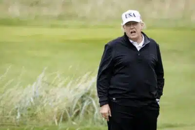 TURNBERRY (United Kingdom), 27/07/2025.- US President Donald J. Trump speaks to the media while playing golf at Trump Turnberry golf course during a private visit in Turnberry, Scotland, Britain, 27 July 2025. US President Trump is in Scotland where he will visit his golf courses and meet with UK Prime Minister Keir Starmer. (Reino Unido) EFE/EPA/TOLGA AKMEN