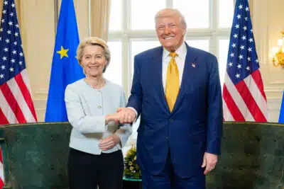 AME5818. TURNBERRY (REINO UNIDO), 27/07/2025.- Fotografía cedida por la Comisión Europea que muestra a la presidenta de la Comisión Europea, Ursula von der Leyen (i), posando junto al presidente de Estados Unidos, Donald Trump, este domingo, en Turnberry (Reino Unido). Estados Unidos y la Unión Europea alcanzaron un acuerdo arancelario que fija un gravamen del 15?% a productos europeos y contempla compras comunitarias de energía y equipamiento militar estadounidense, lo que permite evitar una guerra comercial a partir del 1 de agosto. EFE/ Fred Guerdin / Comisión Europea/ SOLO USO EDITORIAL/NO VENTAS/ SOLO DISPONIBLE PARA ILUSTRAR LA NOTICIA QUE ACOMPAÑA (CRÉDITO OBLIGATORIO)