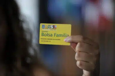 BIE - Banco de imagens externas - Está pronto para ser votado pela Comissão de Assuntos Econômicos (CAE) projeto de lei que visa a incentivar a contratação de beneficiários do Bolsa Família por empresas. De autoria do senador licenciado Alvaro Dias (PSDB-PR), a matéria tem parecer favorável, com uma emenda, do relator, senador Ciro Nogueira (PP-PI). O Projeto de Lei do Senado (PLS) 433/2008 permite que a pessoa jurídica que contratar beneficiário do Programa Bolsa Família possa deduzir valor equivalente ao benefício do Bolsa Família da contribuição patronal devida à Seguridade Social. A proposição também prevê que, necessariamente, o empregado tenha o benefício suspenso durante todo o período em que durar seu vínculo com a empresa. 

Foto: Jefferson Rudy/Agência Senado