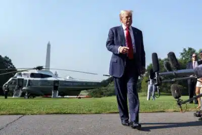 WASHINGTON (United States), 25/07/2025.- US President Donald Trump leave the White House, Washington, DC, USA, 25 July 2025. President Trump is due to visit Scotland for a 4-day visit where he is due to visit his golf courses and met with UK Prime Minister Keir Starmer. EFE/EPA/WILL OLIVER / POOL
