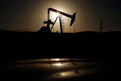 Petróleo encerra em alta impulsionado pelo otimismo em relação ao acordo entre EUA e UE