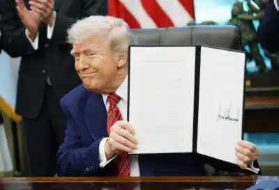 WASHINGTON (United States), 23/05/2025.- US President Donald Trump holds up an executive order on nuclear energy in the Oval Office of the White House, Washington, D.C., USA, 23 May 2025. He signed a total of five executive orders aimed at easing restrictions and expanding the nuclear energy industry. EFE/EPA/SAMUEL CORUM / POOL