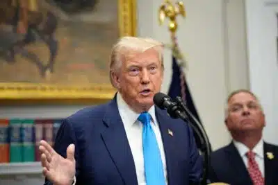 Washington (United States), 30/07/2025.- US President Donald Trump speaks after he signed a Congressional Bill in the Roosevelt Room at the White House in Washington, DC, USA, 30 July 2025. EFE/EPA/YURI GRIPAS / POOL