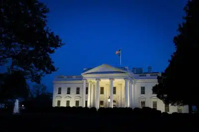 WASHINGTON (United States), 08/04/2025.- An evening view of the White House in Washington, DC, USA, 08 April 2025. Trump is moving to expand the mining and use of coal inside the US, a bid to power the boom in energy-hungry data centers while seeking to revive a declining US fossil fuel industry. EFE/EPA/Al Drago / POOL