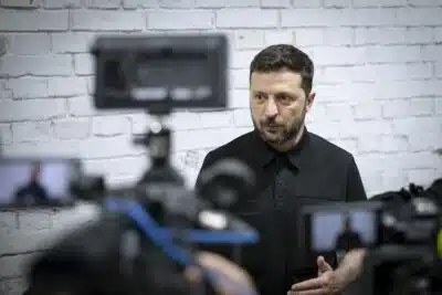 Undisclosed (Ukraine), 25/07/2025.- A handout picture made available by the Presidential Press Service shows Ukraines President Volodymyr Zelensky visiting a facility where interceptor drones are produced at an undisclosed location in Ukraine, 25 July 2025, amid the ongoing Russian invasion. (Rusia, Ucrania) EFE/EPA/PRESIDENTIAL PRESS SERVICE HANDOUT HANDOUT EDITORIAL USE ONLY/NO SALES