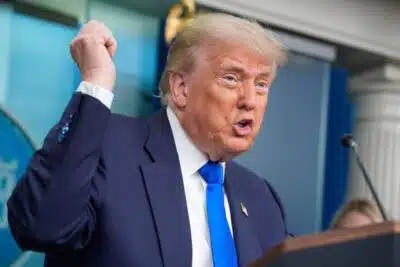 Washington (United States), 27/06/2025.- US President Donald Trump holds a press briefing after Supreme Court ruling at the White House in Washington, DC, USA, 27 June 2025. Earlier in the day, the Supreme Court ruled in the Trump administration's favor to curb nationwide injunctions on the president's birthright citizenship order. EFE/EPA/YURI GRIPAS / POOL