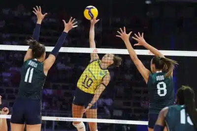Lodz (Poland), 27/07/2025.- Anna Danesi (L) and Alessia Orro (R) of Italy and Gabriela Braga Guimaraes (C) of Brasil in action during the FIVB Women's Volleyball Nations League final match between Italy and Brazil in Lodz, Poland, 27 July 2025. (Brasil, Italia, Polonia) EFE/EPA/Marian Zubrzycki POLAND OUT