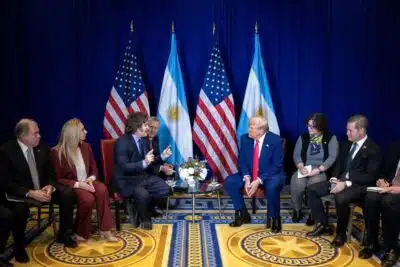 AME2347. WASHINGTON (ESTADOS UNIDOS), 22/02/2025.- Fotografía tomada de la cuenta oficial en la red social X (@madorni) del presidente de Argentina, Javier Milei (c1), junto al presidente de Estados Unidos, Donald Trump (c2), durante una reunión este sábado, en Washington (Estados Unidos). El presidente estadounidense, Donald Trump, se reunió con el mandatario argentino, Javier Milei, en el marco de la Conferencia de Acción Política Conservadora (CPAC, en inglés) a las afueras de Washington, donde discutieron sobre las reformas económicas del argentino. EFE/ @madorni /SOLO USO EDITORIAL NO VENTAS /SOLO DISPONIBLE PARA ILUSTRAR LA NOTICIA QUE ACOMPAÑA (CRÉDITO OBLIGATORIO)