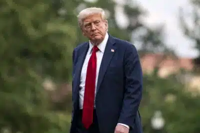 WASHINGTON (United States), 13/07/2025.- US President Donald Trump looks on after exiting Marine One on the South Lawn of the White House in Washington, DC, USA, 13 July 2025. Trump is returning after attending the FIFA Club World Cup 2025 Final match between Chelsea FC and Paris Saint-Germain, in East Rutherford, New Jersey. EFE/EPA/BONNIE CASH / POOL