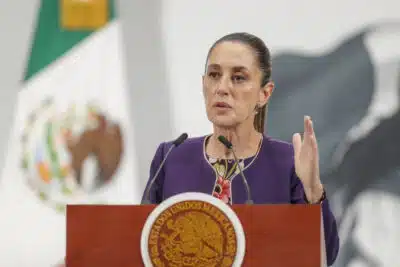 MEX9035. CIUDAD DE MÉXICO (MÉXICO), 31/07/2025.- La presidenta de México, Claudia Sheinbaum, habla en una rueda de prensa este jueves, en el Palacio Nacional, en Ciudad de México (México). Sheinbaum aseveró que se logró el mejor acuerdo con su homólogo Donald Trump, incluso respecto a lo que han conseguido otras naciones, tras la prórroga de 90 días para que entren en vigor aranceles de 30 % a productos mexicanos. EFE/ Isaac Esquivel