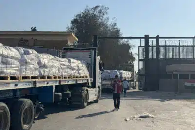 RAFAH, 27/07/2025.- Decenas de camiones de ayuda humanitaria cruzaron este domingo la frontera egipcia de Rafah hacia la Franja de Gaza, pero antes pasando por territorio israelí para su inspección, afirmaron fuentes oficiales egipcias y constató EFE, en una jornada en la que Israel ha anunciado una 