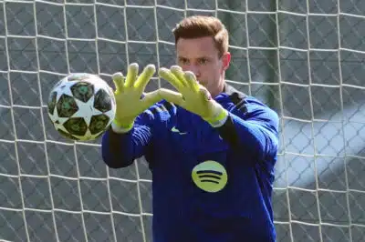 GRAFCAT6553. SANT JOAN DESPÍ (BARCELONA), 08/04/2025.- El portero del FC Barcelona Marc-André ter Stegen durante el entrenamiento que el equipo barcelonista ha realizado este martes en la ciudad deportiva Joan Gamper para preparar el partido de ida d elos cuartos de final de la Liga de Campeones que mañana disputarán ante el Borussia Dortmund. EFE/Alejandro García