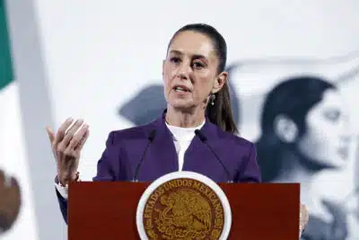 MEX5407. CIUDAD DE MÉXICO (MÉXICO), 04/03/2025.- La presidenta de México, Claudia Sheinbaum, participa este martes, durante su conferencia de prensa en Palacio Nacional, en Ciudad de México (México). Sheinbaum anunció que tiene programada una llamada con el presidente de Estados Unidos, Donald Trump, con la expectativa de que se suspendan los aranceles aplicados del 25% a los productos mexicanos por el vecino del norte. EFE/ Mario Guzmán