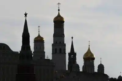 Moscow (Russian Federation), 14/07/2025.- A view of the Moskvoretskaya tower of Moscow Kremlin (L), Ivan the Great Bell Tower (C) and Archangel Cathedral (R) in Moscow, Russia, 14 July 2025. (Rusia, Moscú) EFE/EPA/YURI KOCHETKOV