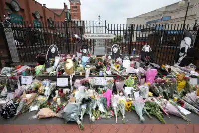 BIRMINGHAM (United Kingdom), 23/07/2025.- Tributes to singer Ozzy Osbourne are left at the Black Sabbath Bench and Bridge in Birmingham, Britain, 23 July 2025. Osbourne passed away aged 76 on 22 July 2025, weeks after performing his final concert with Black Sabbath, his family announced. He had been diagnosed with Parkinson's disease in 2019. (Reino Unido) EFE/EPA/ADAM VAUGHAN
