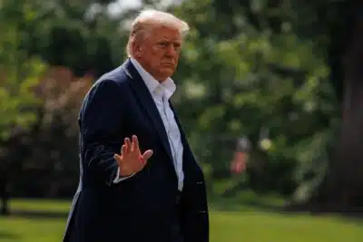 Washington (United States), 11/07/2025.- US President Donald Trump waves as he walks towards Marine One across the South Lawn of the White House in Washington, DC, USA, 11 July 2025. President Trump and First Lady are heading to Kerrville, Texas, to meet with local officials and first responders after a deadly flash flood a week ago killed at least 120 people with at least 160 people still missing. EFE/EPA/SAMUEL CORUM / POOL