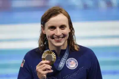 Paris (France), 03/08/2024.- Gold medalist Katie Ledecky of USA poses for photos after the podium for the Women 800m Freestyle final of the Swimming competitions in the Paris 2024 Olympic Games, at the Paris La Defense Arena in Paris, France, 03 August 2024. (800 metros, Francia) EFE/EPA/MAST IRHAM