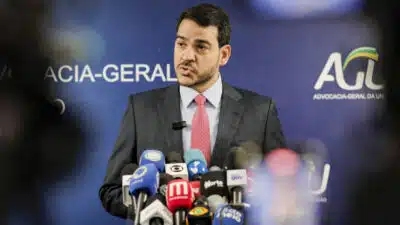 A Advocacia-Geral da União (AGU) entrou com uma ação no Supremo Tribunal Federal (STF) para reverter a derrubada de um decreto do governo federal que aumentava as alíquotas do Imposto sobre Operações Financeiras (IOF). O ministro da AGU, Jorge Messias, informou que a ação é uma resposta ao pedido do presidente Luiz Inácio Lula da Silva e baseada em estudos técnicos e jurídicos. A AGU considera que o decreto é constitucional e que a decisão do Congresso de sustá-lo violou o princípio da separação de poderes. | Sérgio Lima/Poder360 - 01.jul.2025