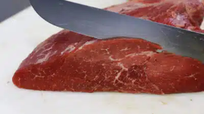 Carne em açougue de Brasilia - O preço da carne bovina deve continuar em alta em 2020, diante da estimativa de aumento na produção do produto em 22,2% e maior demanda por parte do mercado externo | Sérgio Lima/Poder 360 06.dez.2019