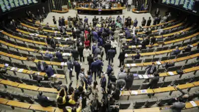O Congresso Nacional iniciou, nesta terça-feira, a sessão conjunta de deputados e senadores para votar a manutenção ou a derrubada de vetos presidenciais, depois de mais de um ano sem deliberações do tipo.  Na mesma sessão, poderá ser  realizada a leitura do requerimento apresentado pela oposição para instalação da CPMI do INSS. | Sérgio Lima/Poder360 - 17.jun.2025