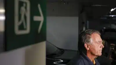 O ex-presidente saindo da sede nacional da Partido Liberal (PL) após ser obrigado a usar tornozeleira eletrônica, foi proibido de se aproximar de embaixadas e usar redes sociais por ordem do ministro do STF (Supremo Tribunal Federal) Alexandre de Moraes. | Sérgio Lima/Poder360 18j.jul.2025