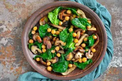 Saladas quentes com alto teor de proteína para o almoço Saladas quentes com alto teor de proteína para o almoço