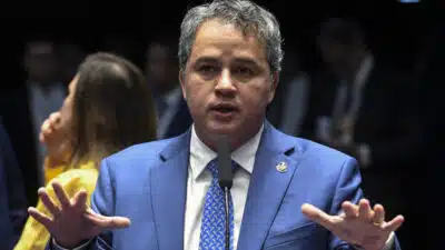 Plenário do Senado Federal durante sessão deliberativa ordinária.Na ordem do dia, a Proposta de Emenda à Constituição (PEC) 72/2023, que livra da incidência do Imposto sobre a Propriedade de Veículos Automotores (IPVA) os veículos terrestres com mais de 20 anos de fabricação.Em pronunciamento, à bancada, senador Efraim Filho (União-PB).Foto: Jefferson Rudy/Agência Senado