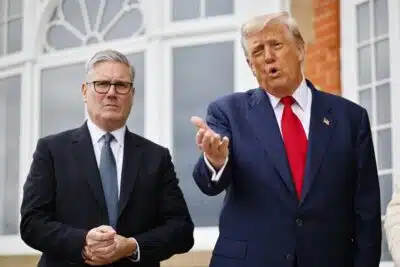 TURNBERRY (United Kingdom), 28/07/2025.- British Prime Minister Keir Starmer (L) and US President Donald J. Trump (R) pose for pictures ahead of the leader's meeting at the Trump Turnberry golf resort in Turnberry, Scotland, Britain, 28 July 2025. President Trump is on a private trip to Scotland to visit his golf courses. (Reino Unido) EFE/EPA/TOLGA AKMEN / POOL