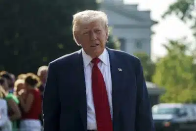 WASHINGTON (United States), 25/07/2025.- US President Donald Trump talks to the media as he departs from the White House in Washington, DC, USA, 25 July 2025. President Trump is due to visit Scotland for a 4-day visit where he is due to visit his golf courses and met with UK Prime Minister Keir Starmer. EFE/EPA/WILL OLIVER / POOL