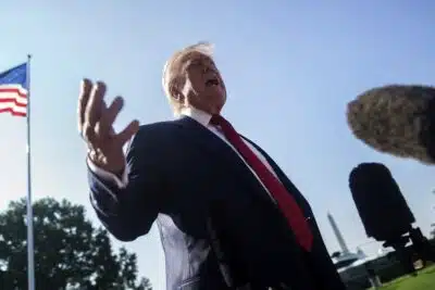 WASHINGTON (United States), 25/07/2025.- US President Donald Trump leave the White House, Washington, DC, USA, 25 July 2025. President Trump is due to visit Scotland for a 4-day visit where he is due to visit his golf courses and met with UK Prime Minister Keir Starmer. EFE/EPA/WILL OLIVER / POOL