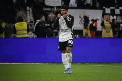 SP - COPA DO BRASIL/CORINTHIANS X PALMEIRAS - ESPORTES - Memphis Depay, do Corinthians, comemora seu gol na partida de ida entre Corinthians e Palmeiras válida pelas   oitavas de final da Copa do Brasil 2025, na Neo Química Arena, em Itaquera, na zona leste de São Paulo, na noite   desta quarta-feira (30). O Corinthians venceu por 1 a 0.    30/07/2025 - Foto: VINICIUS NUNES/AGÊNCIA F8/ESTADÃO CONTEÚDO