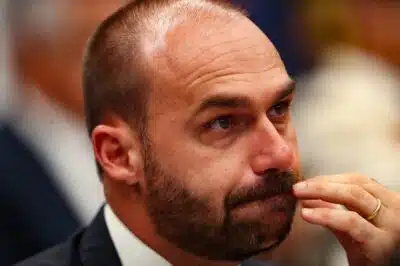 DF - EDUARDO BOLSONARO/EUA/PGR/INQUÉRITO - POLÍTICA - Foto de arquivo de 28/03/2023 do   deputado federal Eduardo Bolsonaro (PL-  SP) em sessão da Comissão de   Constituição e Justiça e de Cidadania   (CCJC) da Câmara dos Deputados, em   Brasília (DF). A Procuradoria-Geral da   República (PGR) pediu ao Supremo   Tribunal Federal (STF) nesta segunda-  feira, 26 de maio de 2025, a abertura   de um inquérito para investigar o filho   do ex-presidente Jair Bolsonaro pela   atuação nos Estados Unidos contra   autoridades brasileiras. A PGR atribui   ao deputado uma campanha de intimidação   e perseguição contra integrantes da   própria Procuradoria, do Supremo e da   Polícia Federal envolvidos em   investigações e processos contra   bolsonaristas.   28/03/2023 - Foto: WILTON JUNIOR/ESTADÃO CONTEÚDO