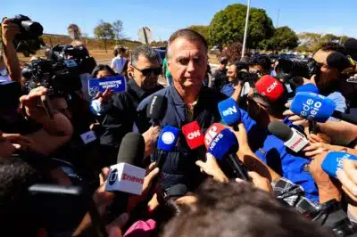 DF - BOLSONARO/PF/BUSCAS/MEDIDAS RESTRITIVAS - POLÍTICA - O ex-presidente da República, Jair Messias Bolsonaro (PL), fala após colocar a   tornozeleira eletrônica, na Secretaria de Estado de Administração Penitenciária   (SEAP), em Brasília, nesta sexta-feira, 18 de julho de 2025.  Bolsonaro foi alvo   de mandados da Policia Federal (PF) nesta manhã. O ex-presidente também foi   submetido a medidas restritivas, autorizadas pelo ministro Alexandre de Moraes, do   Supremo Tribunal Federal (STF). Ele fará uso de tornozeleira eletrônica, além de   precisar se submeter a recolhimento domiciliar das 19h às 7h, em dias úteis, e   durante todo o final de semana. O ex-presidente também foi proibido de acessar   redes sociais e não poderá se comunicar com diplomatas ou embaixadores   estrangeiros.   18/07/2025 - Foto: WILTON JUNIOR/ESTADÃO CONTEÚDO