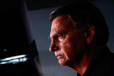DF - BOSLONARO/PF/BUSCAS/MEDIDAS RESTRITIVAS - POLÍTICA - O ex-presidente da República, Jair Bolsonaro, deixa a sede do Partido Liberal (PL), em Brasília, para ir para casa   devido às medidas restritivas impostas pelo Supremo Tribunal Federal (STF), nesta sexta-feira 18 de julho de 2025.   Bolsonaro colocou tornozeleira eletrônica, além de precisar se submeter a recolhimento domiciliar das 19h às 7h, em   dias úteis, e durante todo o final de semana. O ex-presidente também foi proibido de acessar redes sociais e não   poderá se comunicar com diplomatas ou embaixadores estrangeiros.   18/07/2025 - Foto: WILTON JUNIOR/ESTADÃO CONTEÚDO