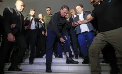 DF - BOLSONARO/TORNOZELEIRA - POLÍTICA - O ex-presidente da República, Jair Bolsonaro, mostra para os jornalistas a tornozeleira eletrônica que foi colocada     por ordem do Supremo Tribunal Federal, na saída da Câmara dos Deputados, após reunião com na liderança do PL, em     Brasília, nesta  segunda-feira, 21. As restrições impostas pelo STF a Bolsonaro incluem ainda toque de recolher     noturno, proibição de uso de redes sociais e restrição de contato com aliados e diplomatas..     21/07/2025 - Foto: WILTON JUNIOR/ESTADÃO CONTEÚDO