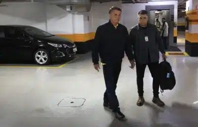 DF - BOLSONARO/STF/RESTRIÇÕES/ONTEM - POLÍTICA - O ex-presidente da República, Jair   Messias Bolsonaro,  deixa a garagem  do PL,   em Brasília,  na tarde da terça-feira, 21 de julho de 2025. A defesa de Jair   Bolsonaro (PL) prestou esclarecimentos nesta terça-feira, 22, ao Supremo Tribunal   Federal (STF) e alegou não ter conhecimento de que o ex-presidente estava proibido   de conceder entrevistas. Os advogados sustentaram que Bolsonaro não descumpriu as   medidas cautelares impostas pelo ministro Alexandre de Moraes, prometeram que ele   permanecerá calado e pediram explicações sobre o que é e o que não é permitido ao   ex-presidente.   22/07/2025 - Foto: WILTON JUNIOR/ESTADÃO CONTEÚDO