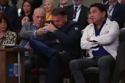 DF - BOLSONARO/STF/SANÇÕES/CULTO - POLÍTICA - O ex-presidente Jair Bolsonaro (PL) participa de um culto na Igreja Catedral da   Benção, em Taguatinga (DF), nesta quinta-feira, 24 de julho de 2025. Bolsonaro   chorou durante a pregação. A visita do ex-presidente à igreja liderada pelo pastor   Jair de Oliveira ocorreu num contexto de restrição da sua liberdade por meio das   medidas cautelares impostas pelo ministro do Supremo Tribunal Federal (STF)   Alexandre de Moraes. Bolsonaro esteve no local acompanhado do senador Magno Malta   (PL-ES).   24/07/2025 - Foto: WILTON JUNIOR/ESTADÃO CONTEÚDO